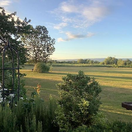 Cotswold Edge Guest Suite With Broadway Hill View Badsey エクステリア 写真